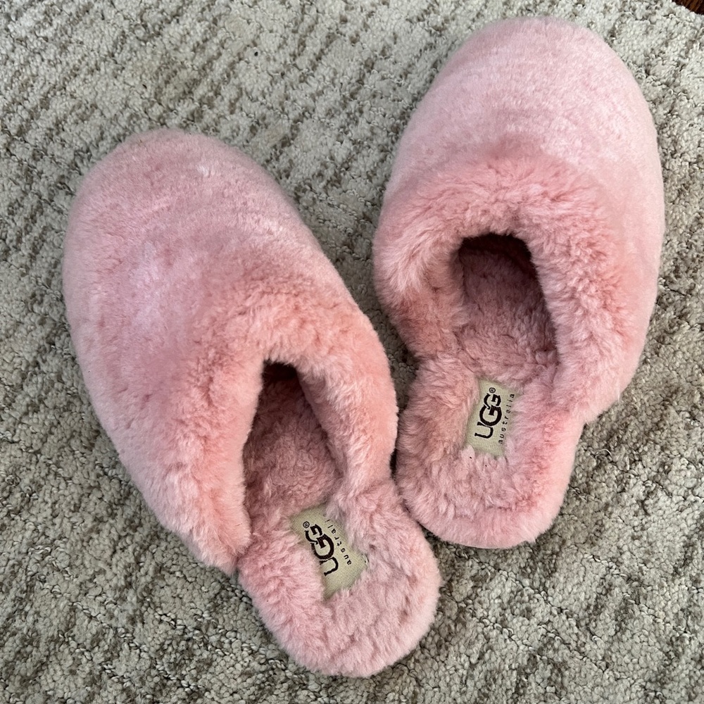 UGG pink fluffy slippers. Size 8 excellent condition
